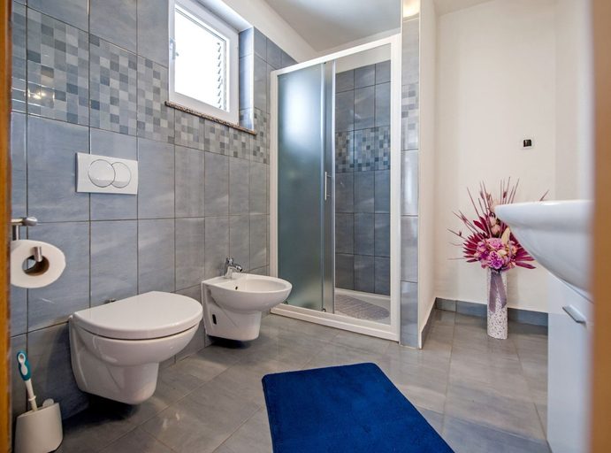 Bathroom 3, Idyllic Getaway Holiday Home With Pool, Svetvinčenat