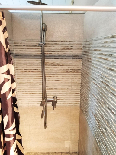 Bathroom 5, Escale