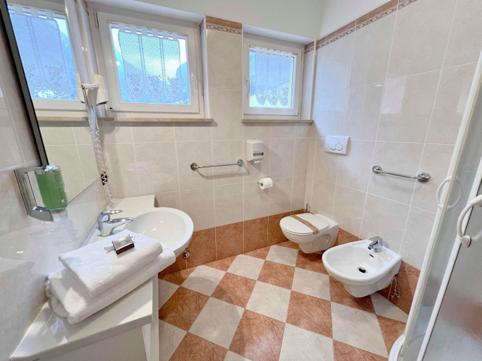 Bathroom 5, Alle Dolomiti Boutique Lake Hotel, Trento