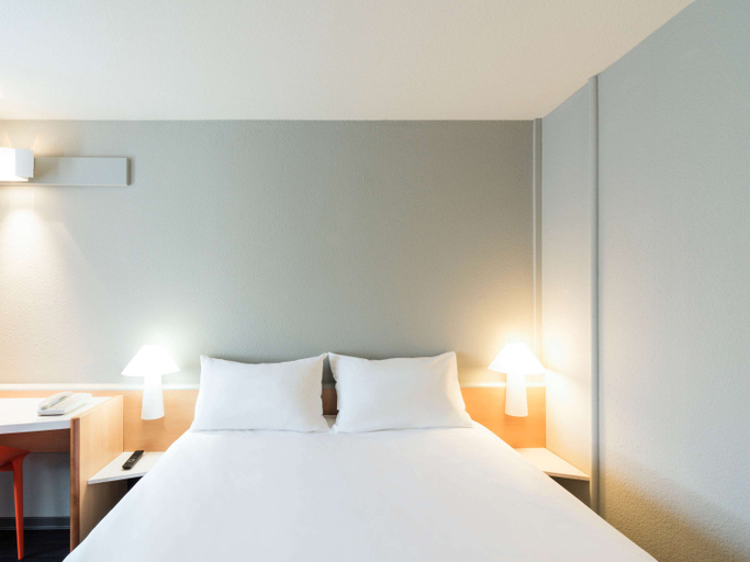 Bedroom 5, ibis La Rochelle Centre Historique, Charente-Maritime
