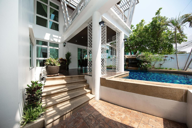PARADISE Pool Villa Pattaya in Tropicana Village, Pattaya