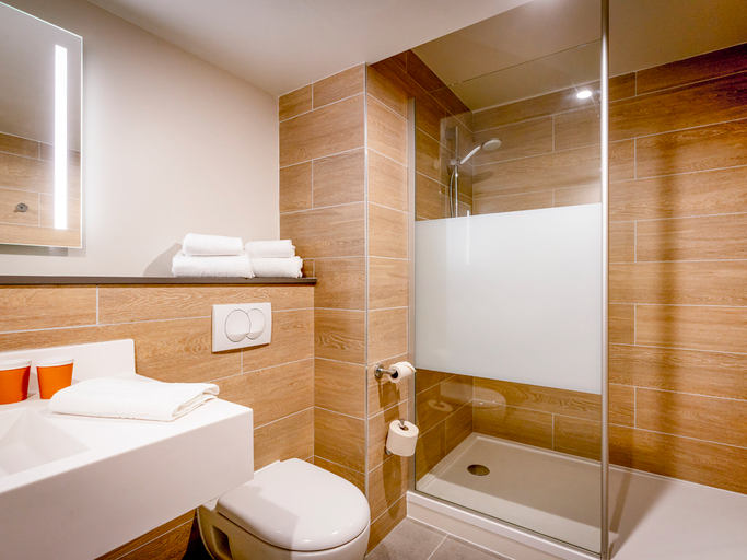 Bathroom 4, ibis Styles Valenciennes Petite Forêt, Nord