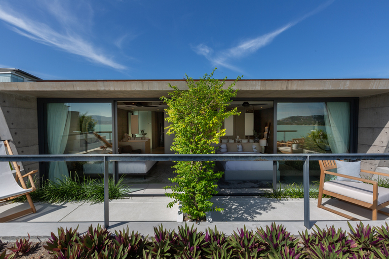 Exterior 13