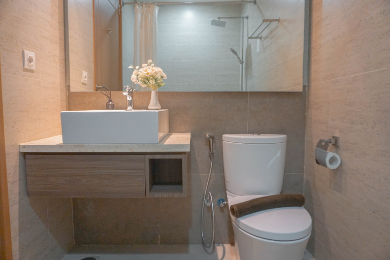 Bathroom 5, Comfy and City View Studio Apartment at Grande Valore Condominium By Travelio, Cikarang