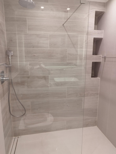 Bathroom 5, Bakagiannis Apartments, Epirus