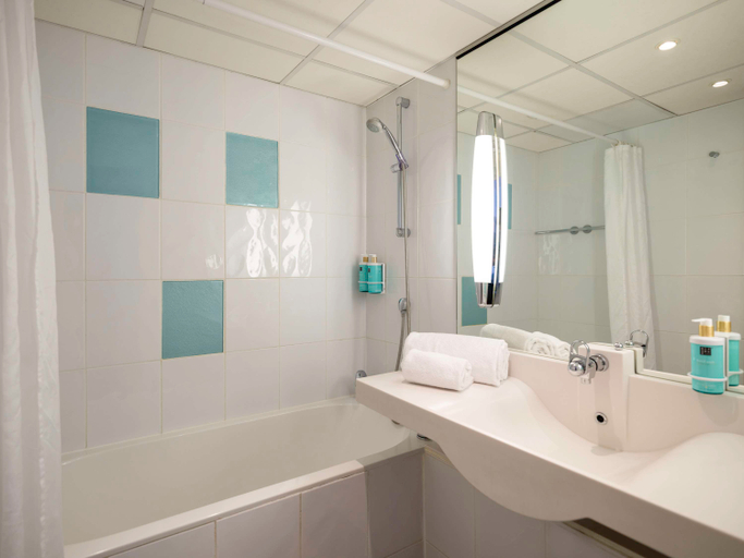 Bathroom 4, Novotel Nantes Centre Gare, Loire-Atlantique
