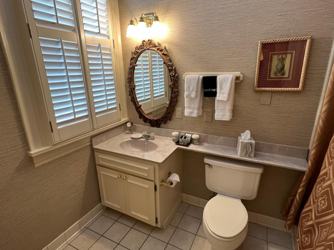 Bathroom 2, 1842 INN - BED AND BREAKFAST, Bibb