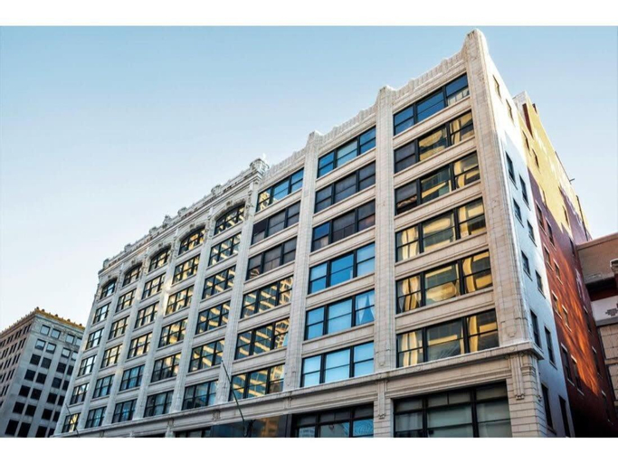 Contemporary 2BR 2BA Apartment by CozySuites, Marion