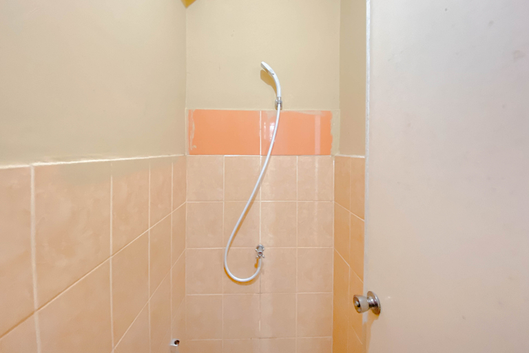 Bathroom 5, New Furnished and Comfy 2BR Menteng Square Apartment By Travelio, Jakarta Pusat