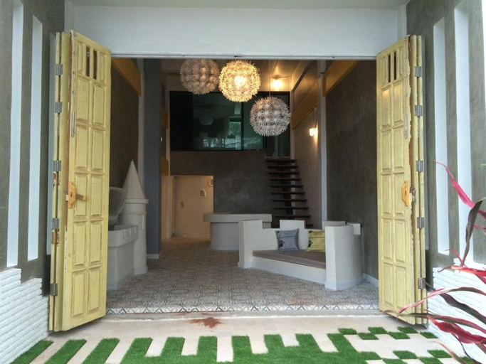 Exterior 5
