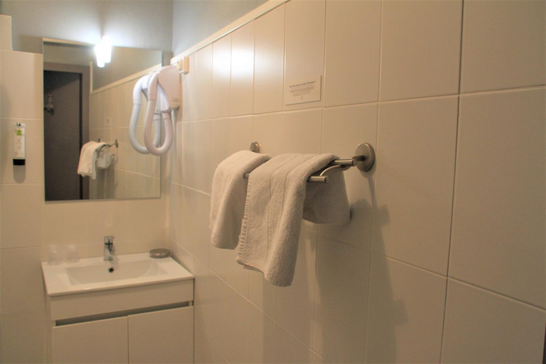 Bathroom 4, Hostellerie Maleville, logis hotel Pontet, Dordogne