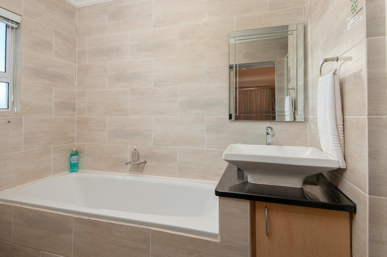 Bathroom 2, Oude Schuur Boutique Guesthouse, Overberg