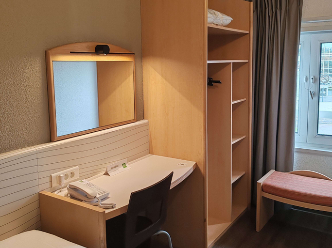 Bathroom 4, ibis Styles Poissy Paris, Yvelines