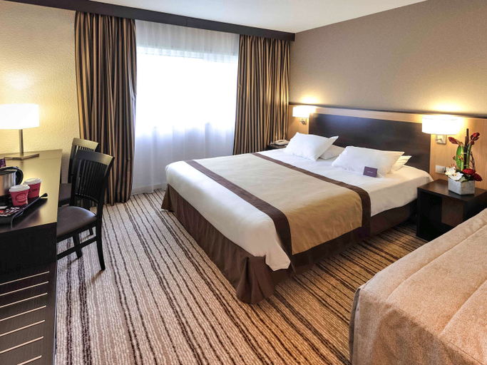 Bedroom 3, Mercure Rouen Val de Reuil Hotel, Eure