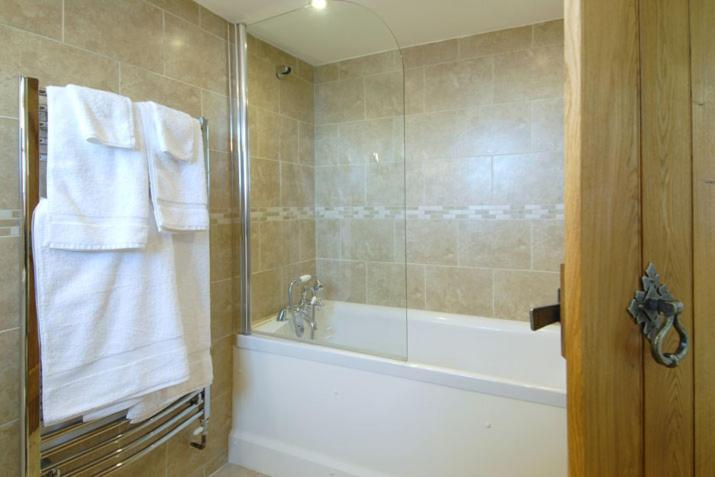 Bathroom 5, The Kilcot Inn, Gloucestershire
