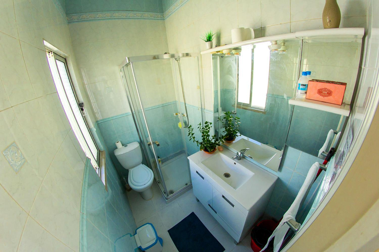 Bathroom 3, Lar dois coracoes, Oeiras