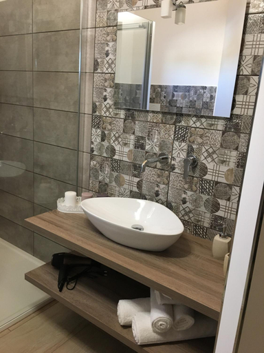 Bathroom 3, La casetta di viale Paradiso, Syracuse