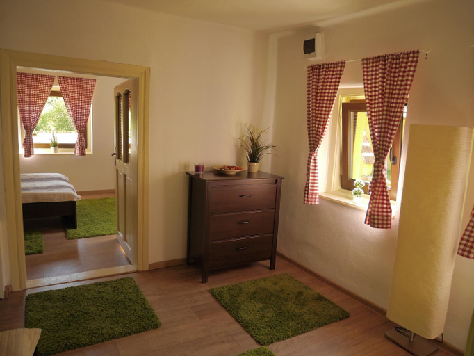 Others 3, Oma's Hutte, Garbova