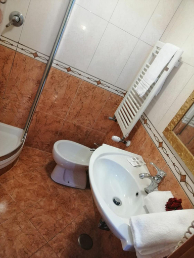 Bathroom 3, Alla Basilica Rooms, Rome