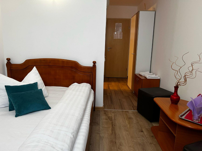 Others 4, Motel Gela, Miraslau