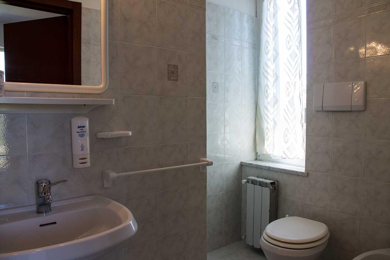 Bathroom 10