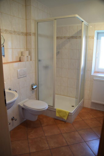 Bathroom 4, Gastehaus Kirchenbauerhof, Günzburg