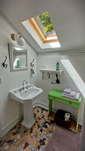 Bathroom 3, Le Manivert, Nièvre