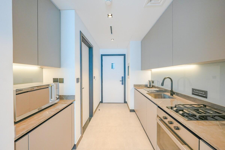 Others 3, Stylish Loft With Balcony Overlooking City Views, Dubai