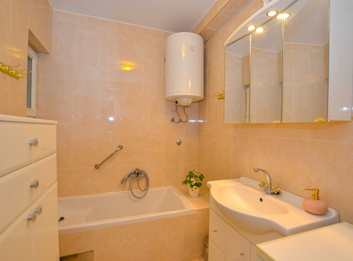 Bathroom 4, Cozy and Smart Rovinj Apartment With Balcony, Rovinj