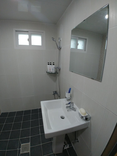 Bathroom 5, Bomgoro Guesthouse, Buk