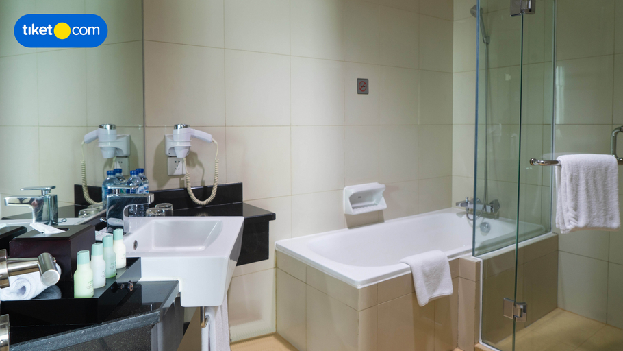 Bathroom 5, Park Hotel Cawang - Jakarta, East Jakarta
