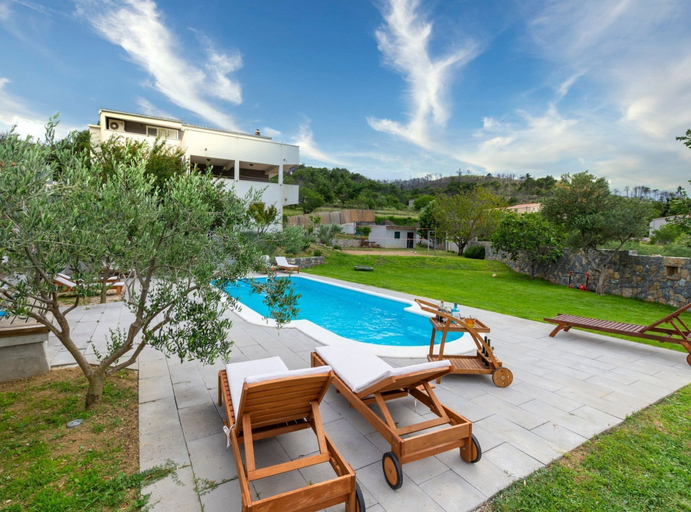 Sport & Beauty 2, Serene Rural Villa With Pool, Sun Deck, and Children's Play Area, Omiš