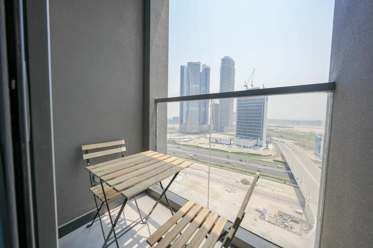 Others 2, Stylish Loft With Balcony Overlooking City Views, Dubai