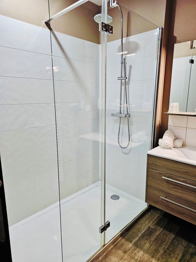 Bathroom 5, Hotel de Charme By Arts & Millésimes, Aube