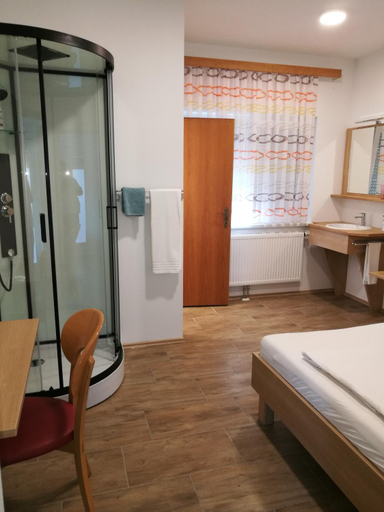 Others 4, Dorf-Zimmer Mirth, Jennersdorf