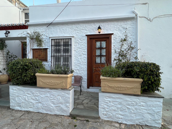 Others 5, Perakis Apartments, Attica
