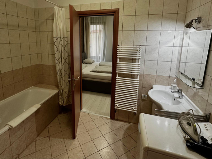 Bathroom 2, Leda Apartments, Budapesti