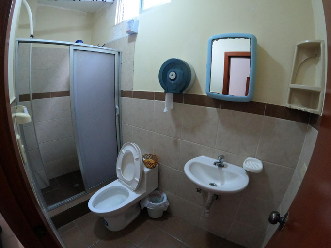 Bathroom 5, Hostal El Naufrago 1, Manta