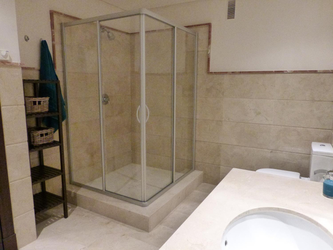 Bathroom 3, El Casar Apartments, Málaga