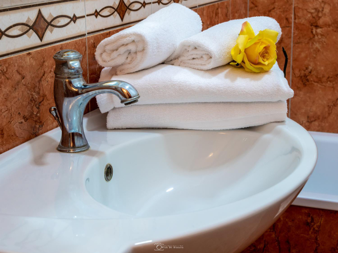 Bathroom 2, Alla Basilica Rooms, Rome