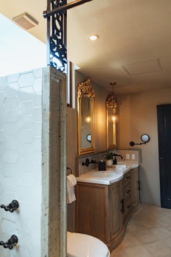 Bathroom 4, El Golpe de Vista, Allende
