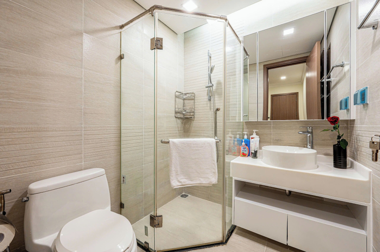 Bathroom 3, Apartment in Landmark-Vinhome.CTP by Yen, Bình Thạnh