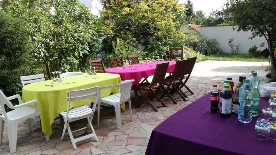 Food & Drinks 3, 3 private rooms shared flat in a villa at Sceaux 600m RER B direct to Notre-Dame, Hauts-de-Seine