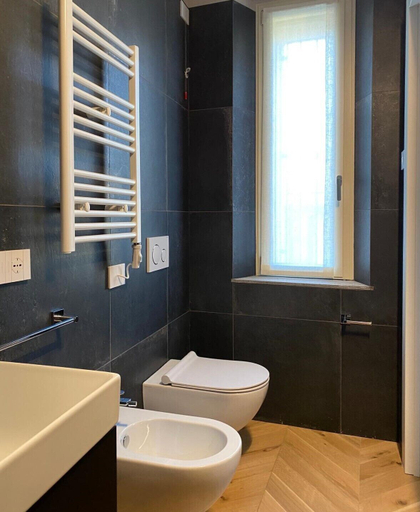 Bathroom 3, One bedroom apartment- Bandello 22, Milano