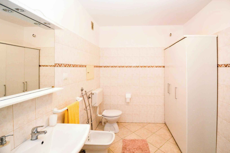 Bathroom 3, Apartments in Stinjan/istrien 8432, Pula