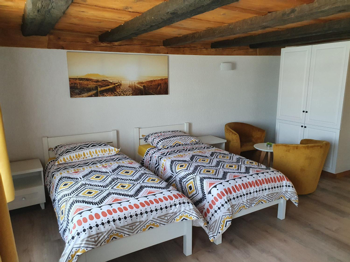 Bedroom 1, Gasthof Schwanen Radelfingen, Aarberg