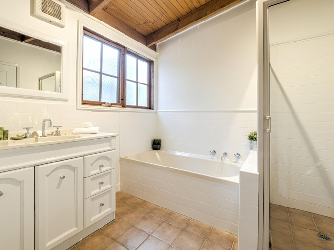 Bathroom 2, Tulong LakEscape, Snowy River