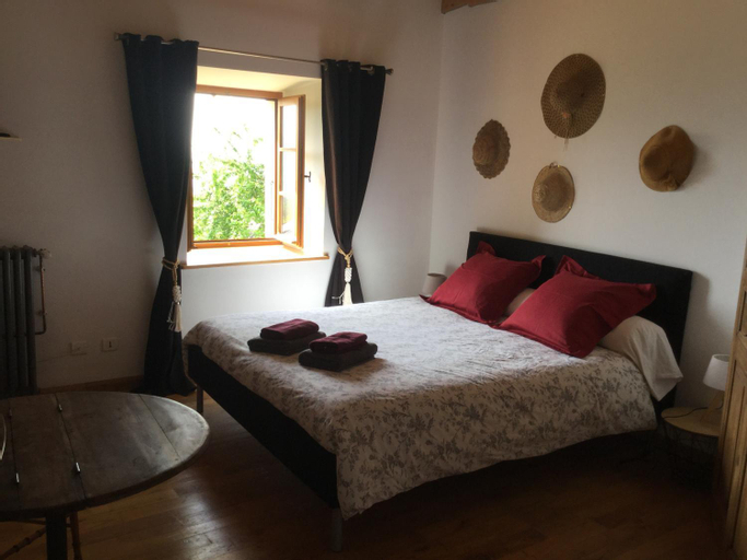Bedroom 1, Villanath, Ain