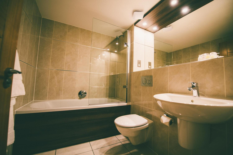 Bathroom 3, Nevis Bank Inn, Highland