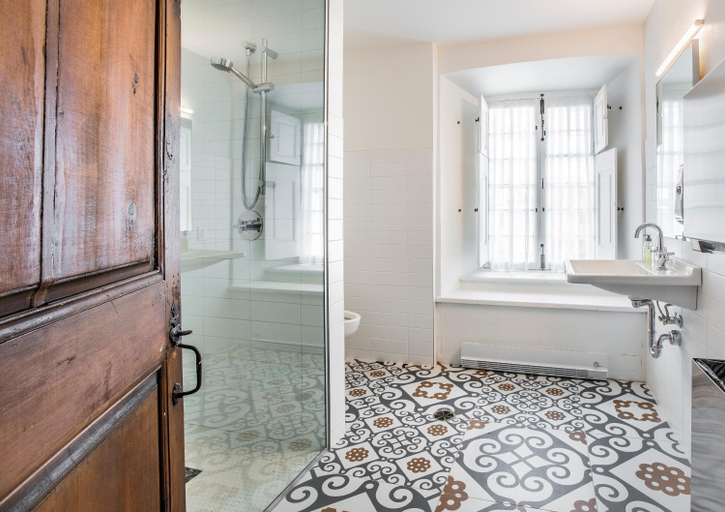 Bathroom 3, Monastère des Augustines, Communauté-Urbaine-de-Québec